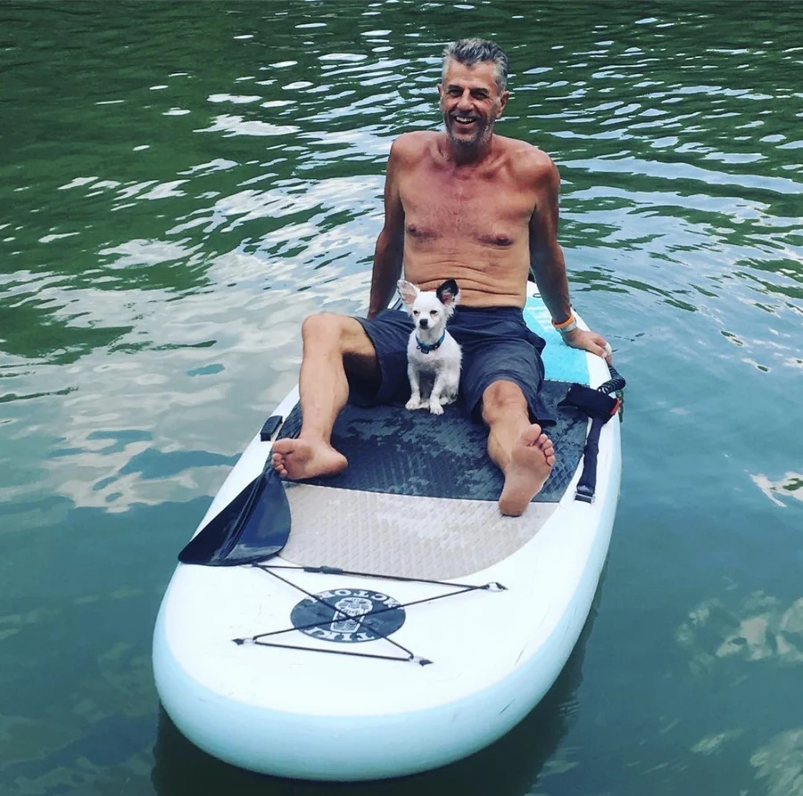Chien et maître en paddle sur la Marne